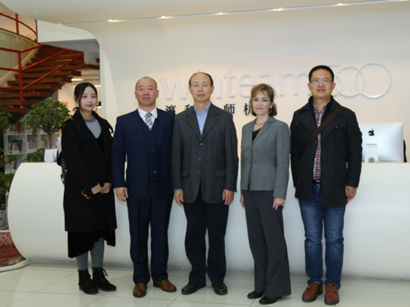 美国缅因大学法学院Morris教授一行莅临瀛和总部参观交流